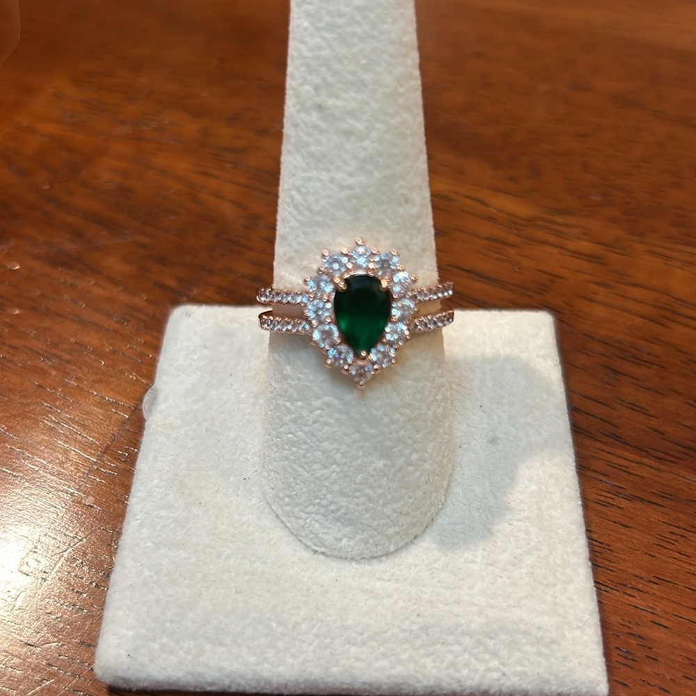 LAB created Emerald ring size 9 - Picture 2 of 3